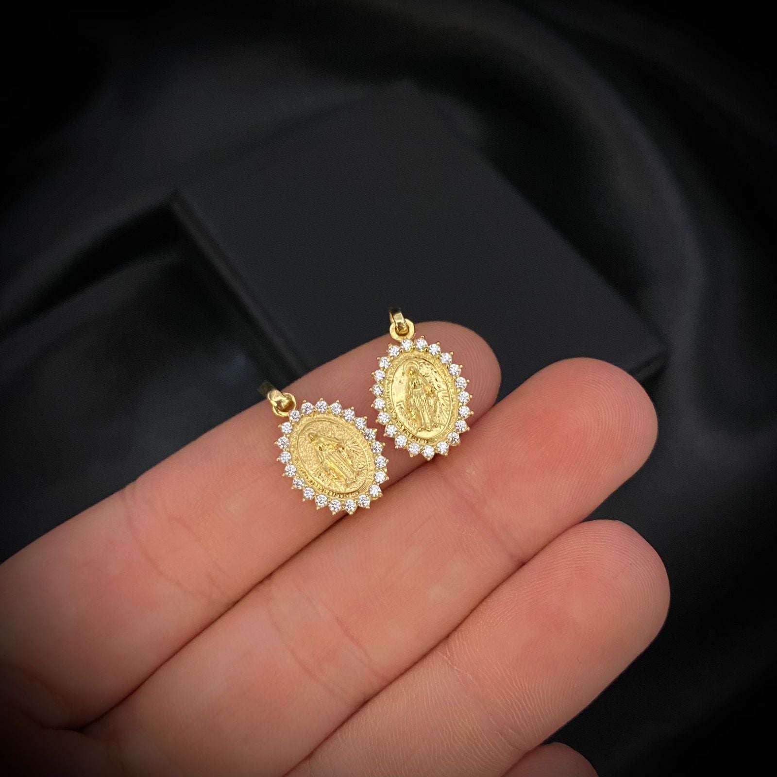 Dije Virgen Milagrosa 1.8gr/2.1cm Circones Blancos Oro Amarillo*