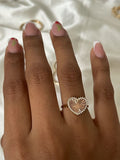 Anillo Corazón Rayado Circones Blancos Oro Rosa