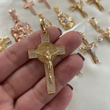 Dije Cristo San Benito 7.3gr/5.4cm Circones Blancos Oro Amarillo