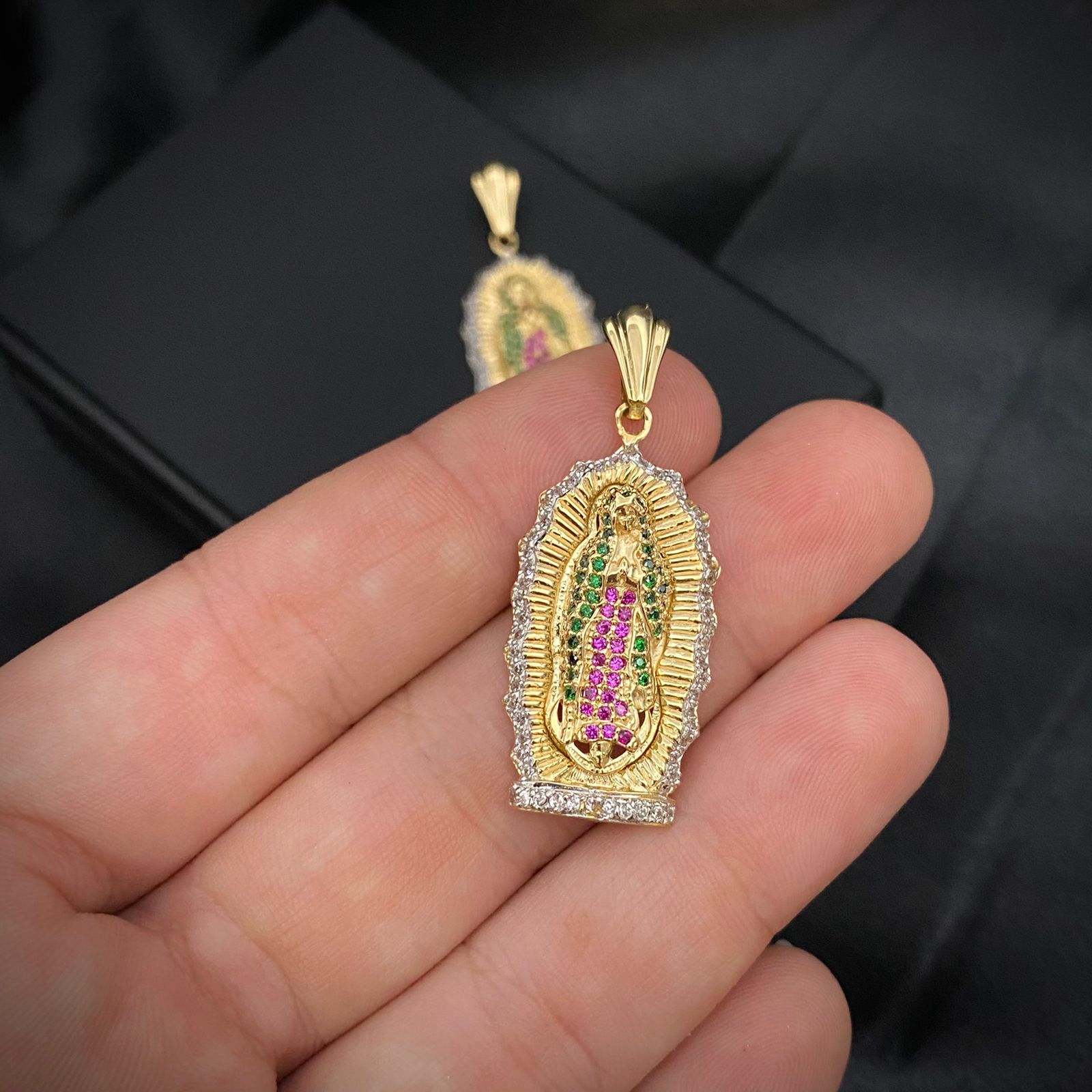 Dije Virgen Guadalupe 5.2gr/3.9cm Circones Verdes Rosas Blancos Oro Amarillo*