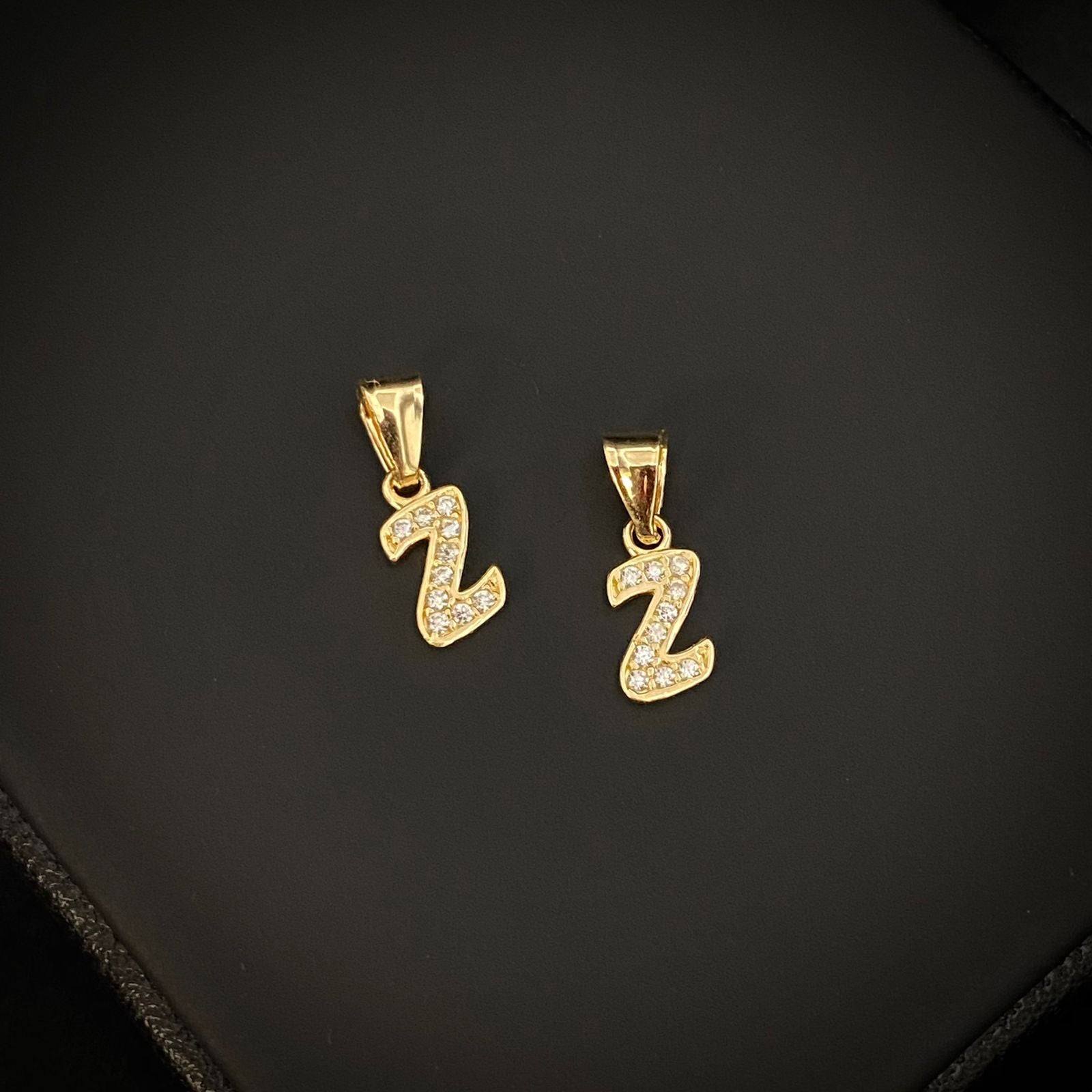 Dije Letra Z 0.3gr/1.3cm Circones Blancos Oro Amarillo*