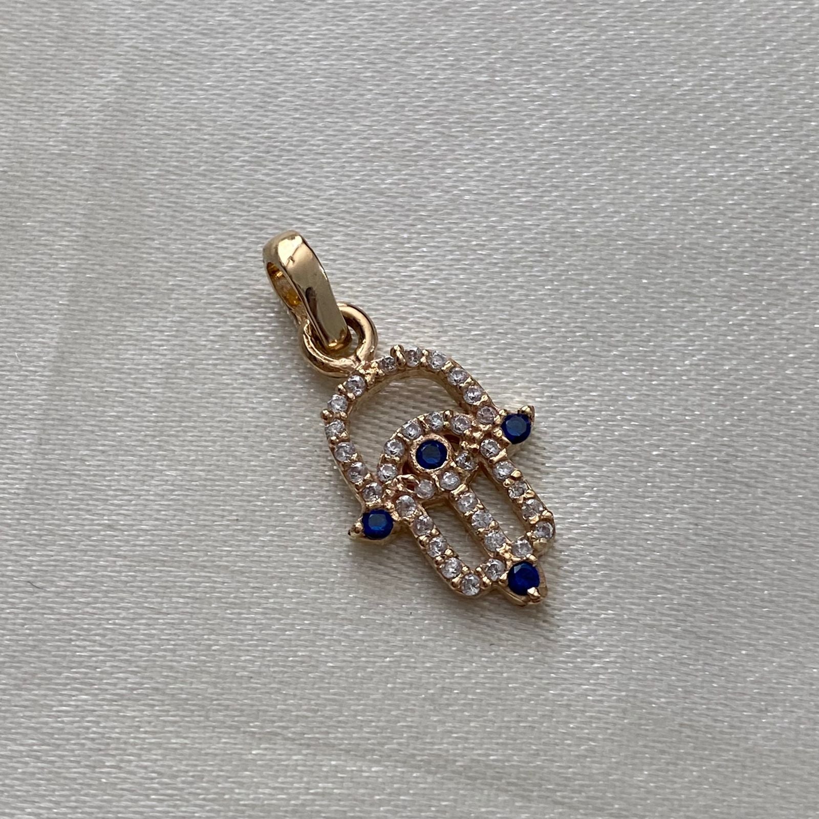 Dije Mano Hamsa 1.4gr/2.1cm Circones Blancos Azul Oro Amarillo