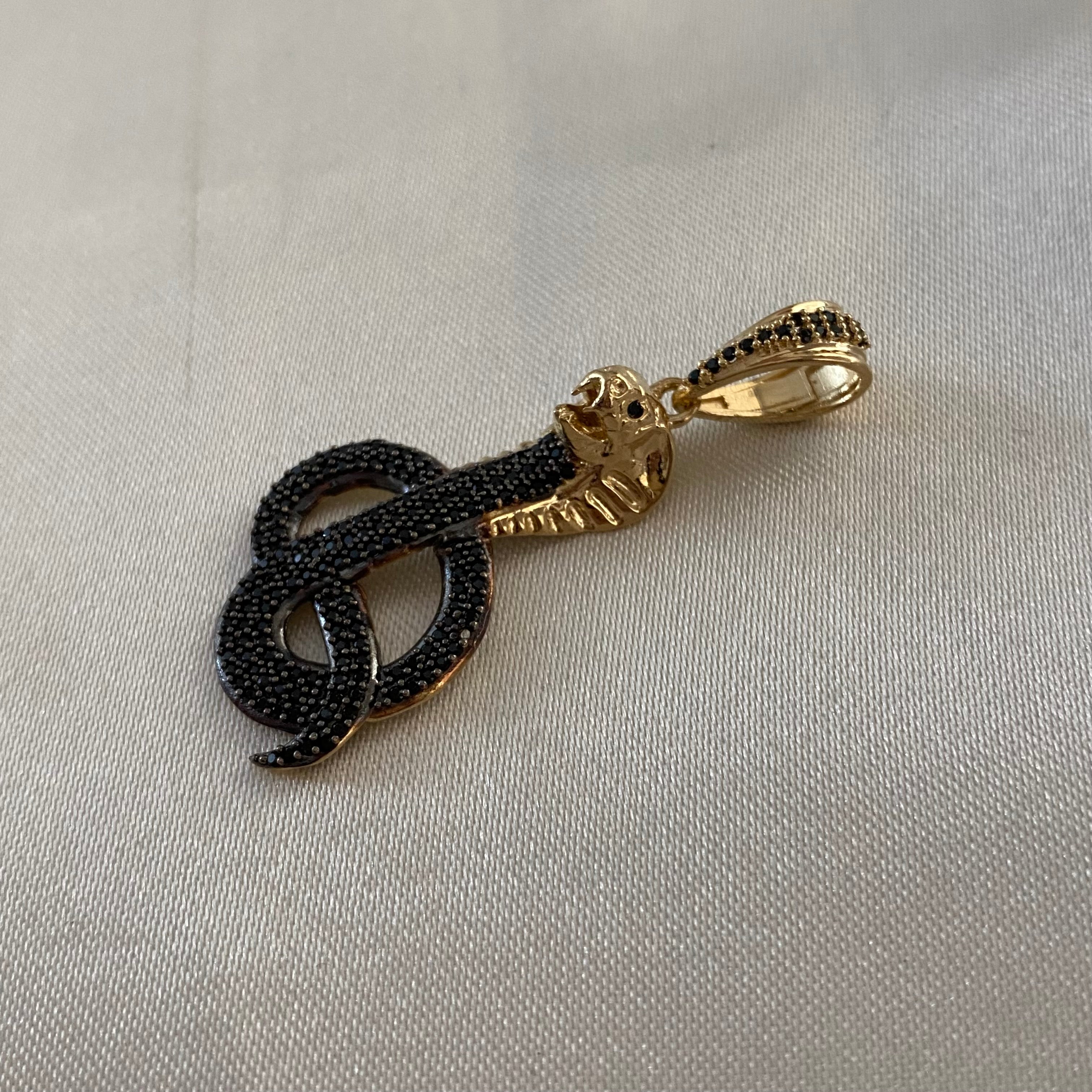 Dije Serpiente 6.05gr/4.6cm Circones Negros Oro Amarillo