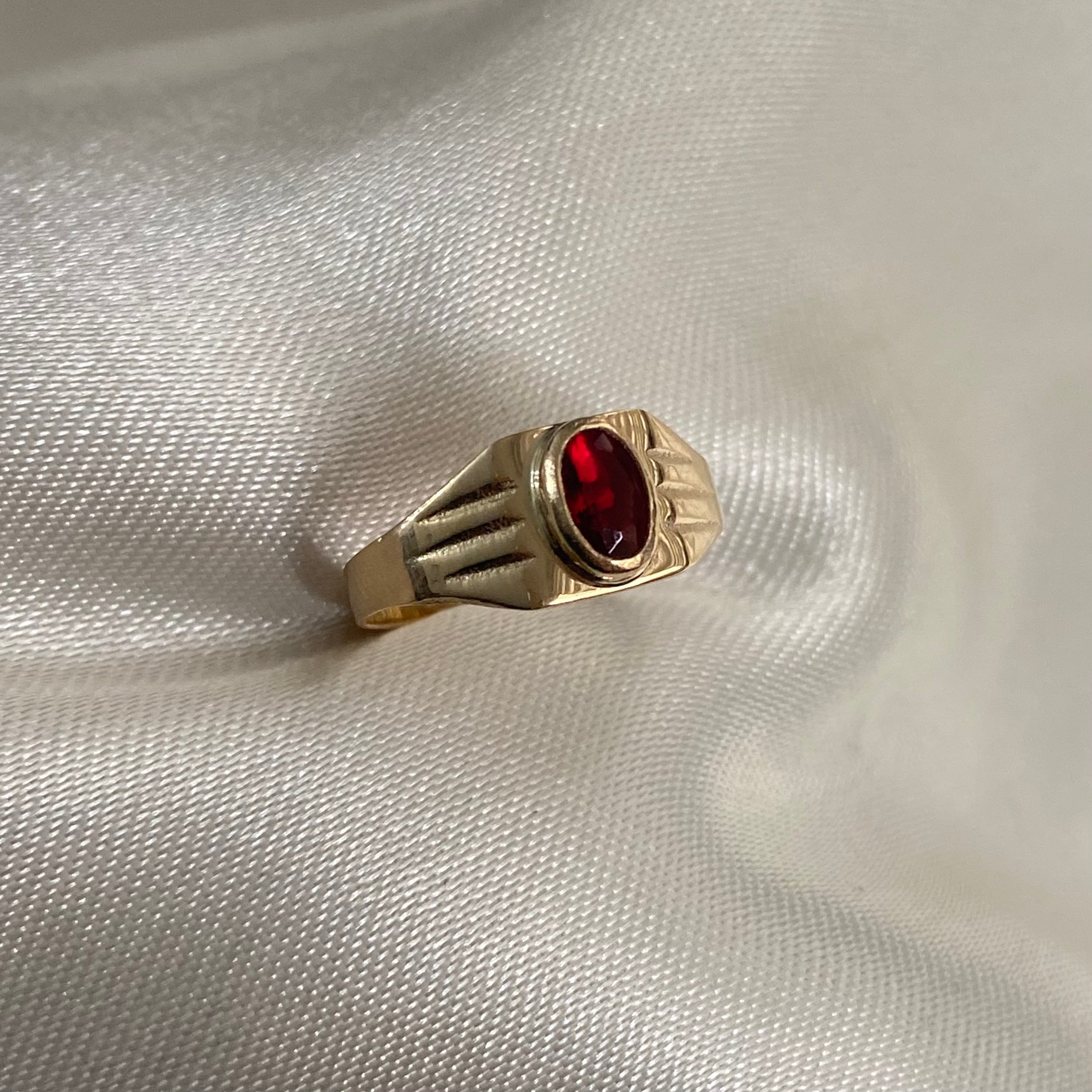 Anillo Pequeño 1.15gr- T5 Circon Rojo Oro Amarillo