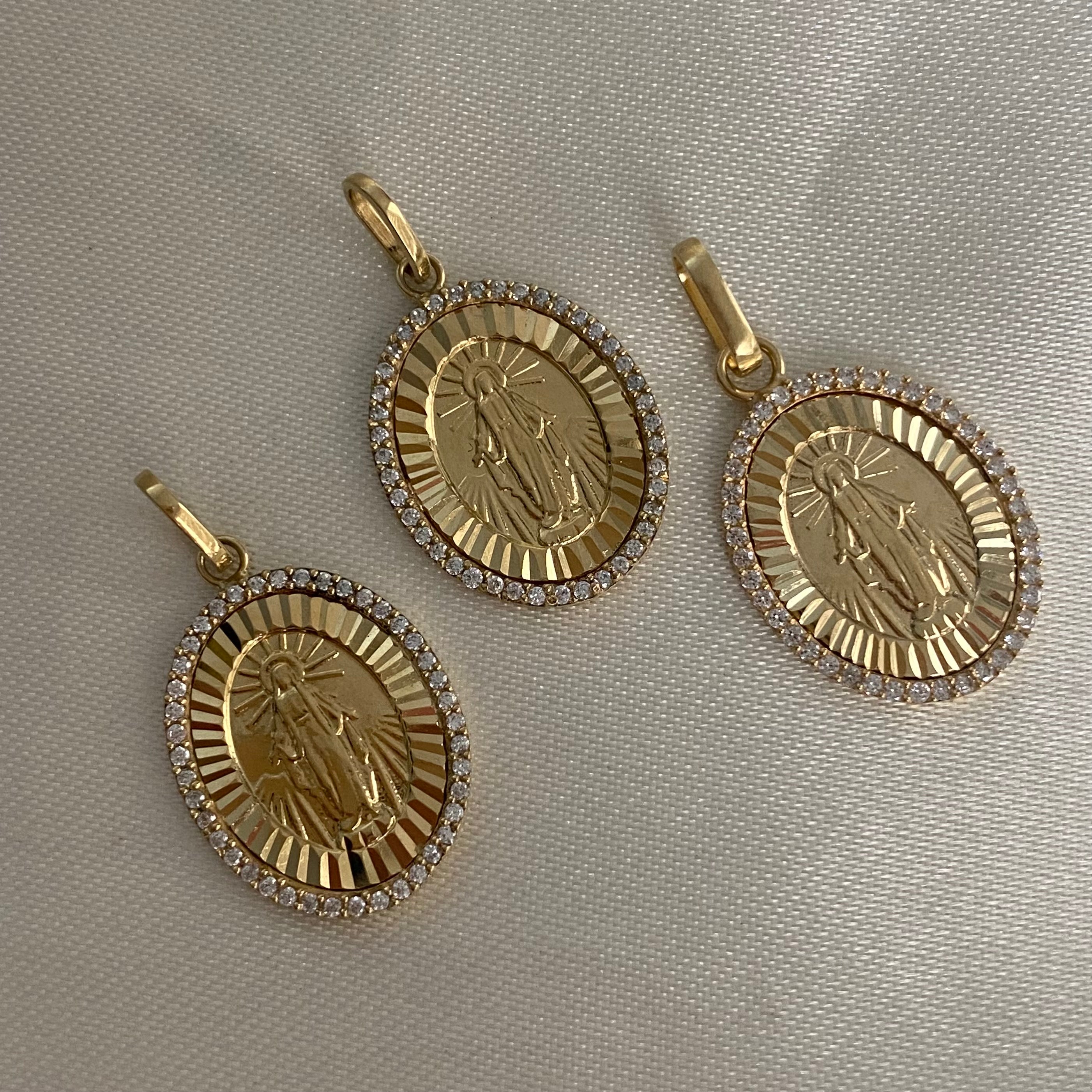 Dije Virgen Milagrosa 3.35gr/2.6cm Circones Blancos Oro Amarillo