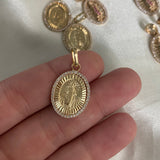 Dije Virgen Milagrosa 3.15gr/2.6cm Circones Blancos Oro Amarillo