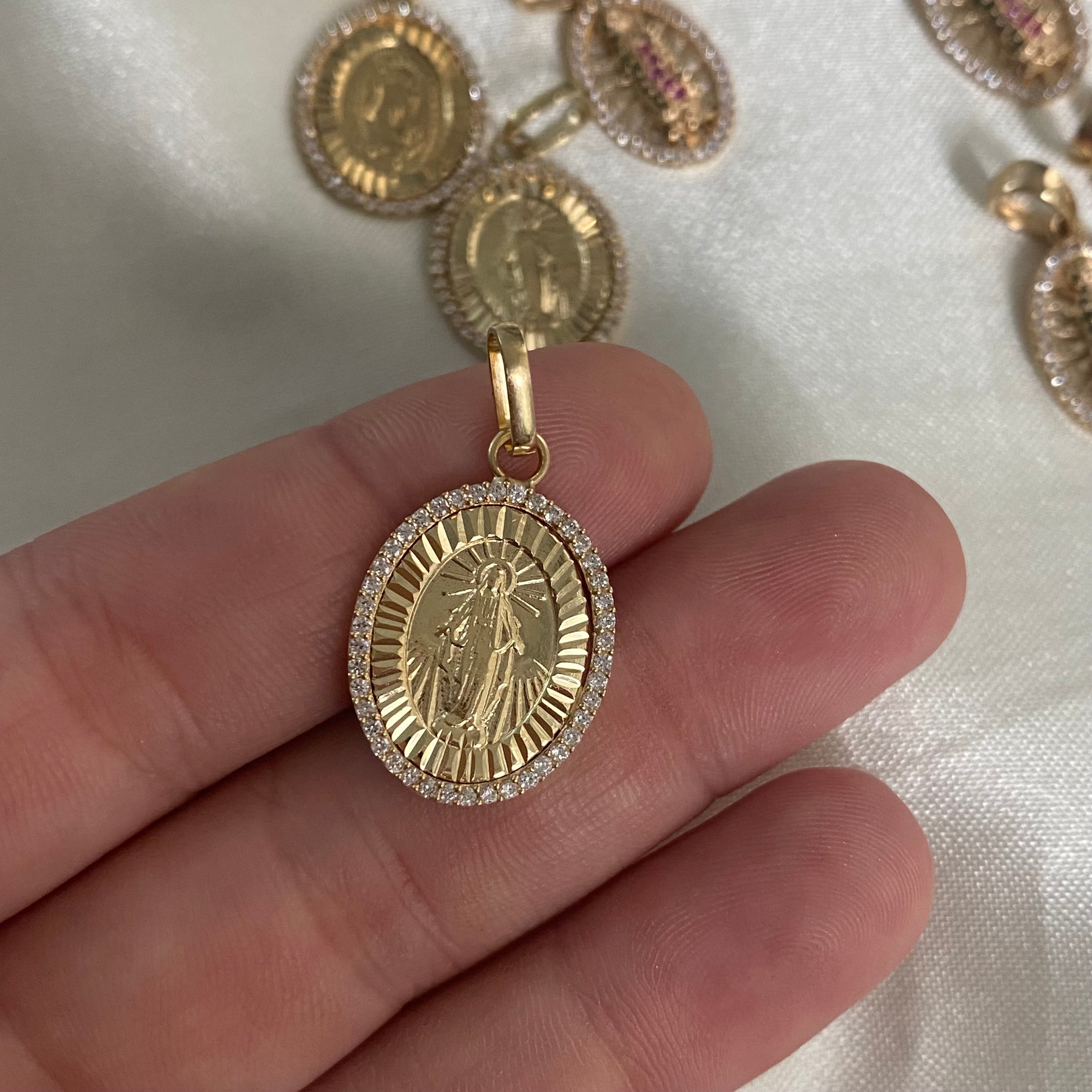 Dije Virgen Milagrosa 3.0gr/2.6cm Circones Blancos Oro Amarillo