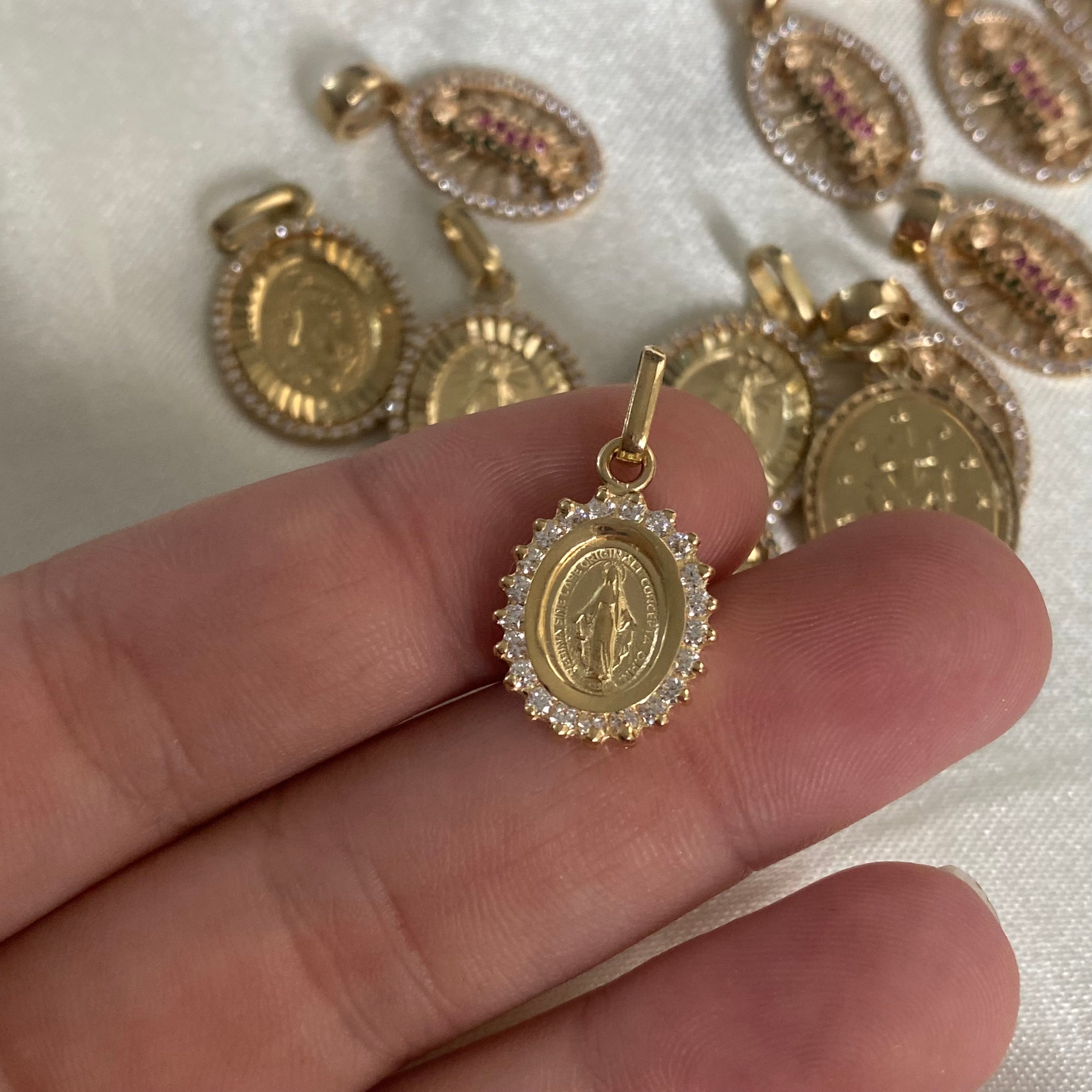 Dije Virgen Milagrosa 2.4gr Circones Blancos Oro Amarillo