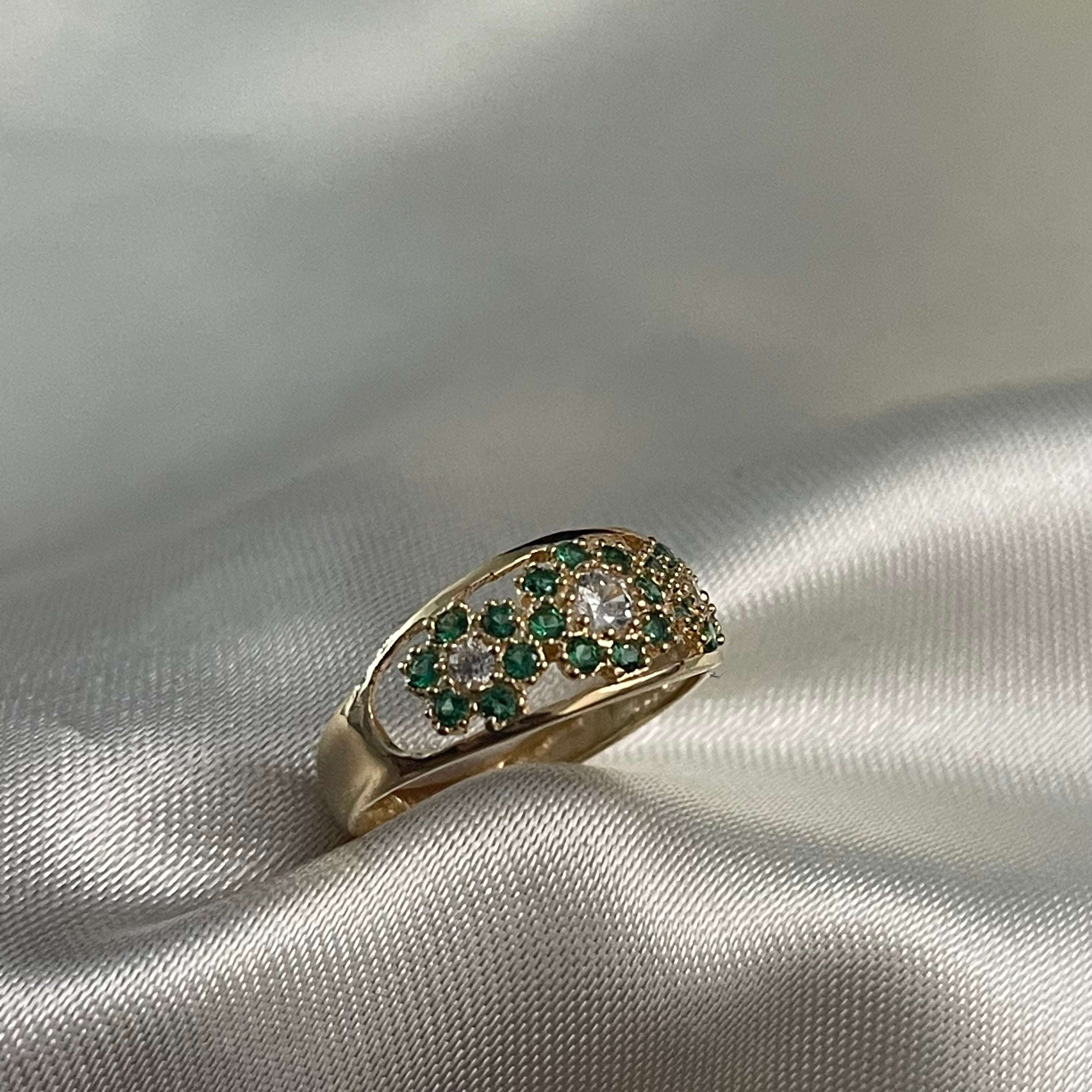 Anillo Flores T6 3/4 - 2.4gr Circones Verdes y Blancos Oro Amarillo