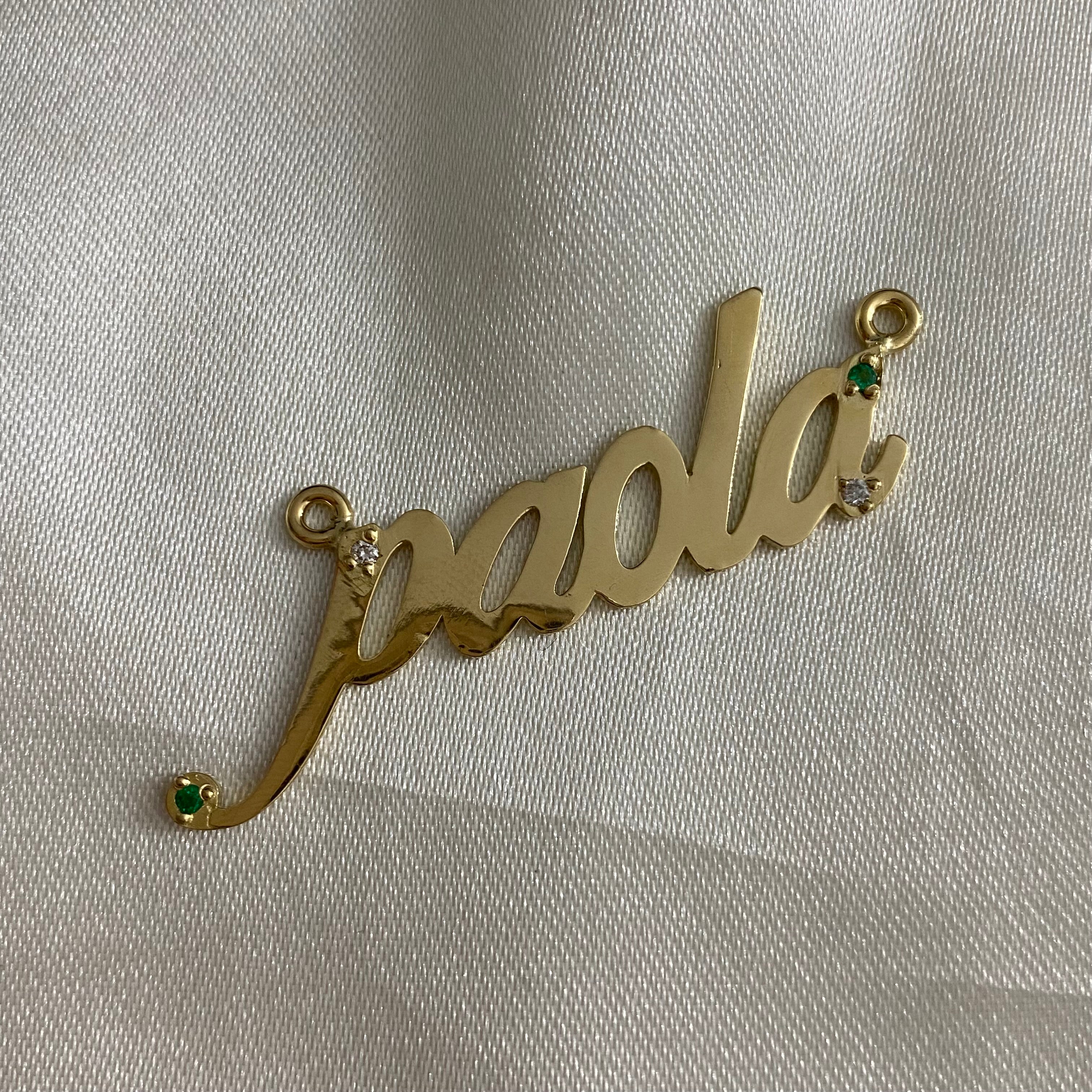 Herraje Nombre Paola 4.9gr 4pts Diamantes 4pts Esmeralda Oro Amarillo