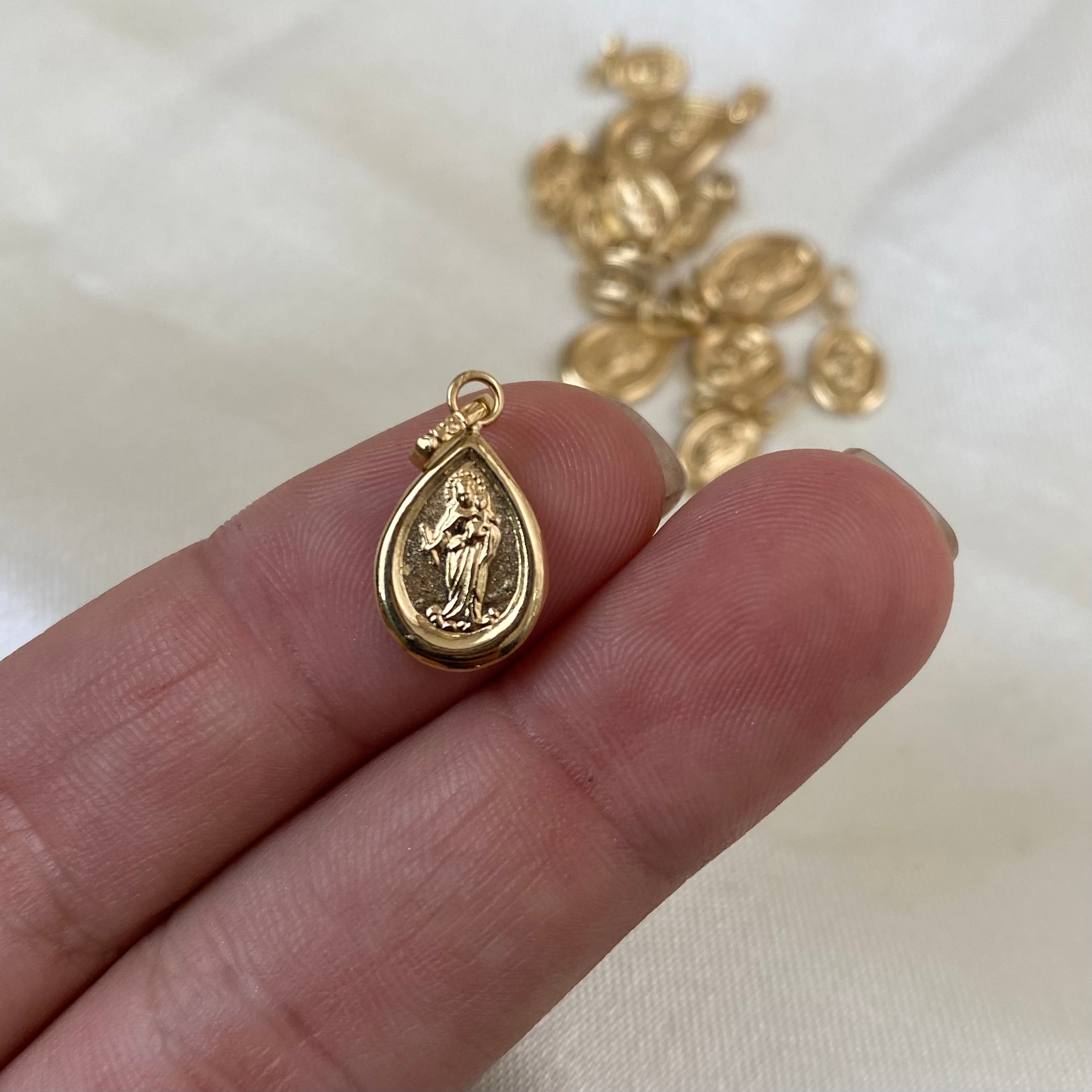 Dije Virgen 0.5gr/1.5cm Maria Auxiliadora Oro amarillo Gota