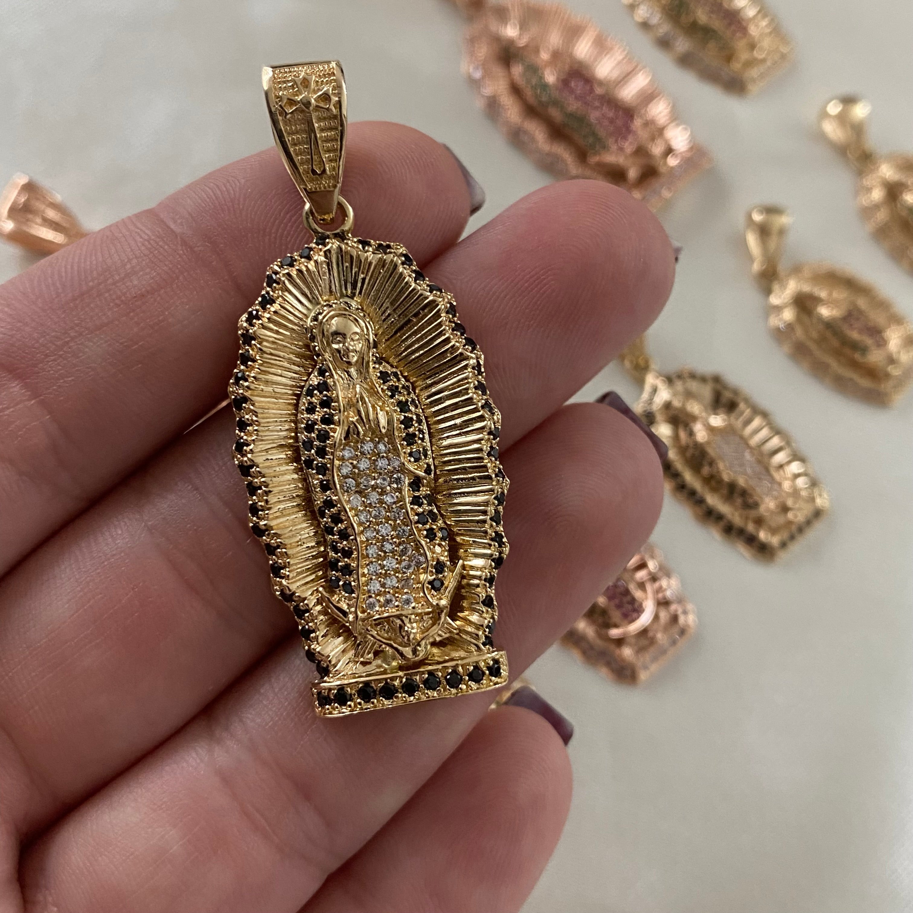 Dije Virgen Guadalupe 8.45gr/4.8cm Oro Amarillo Circones Negros