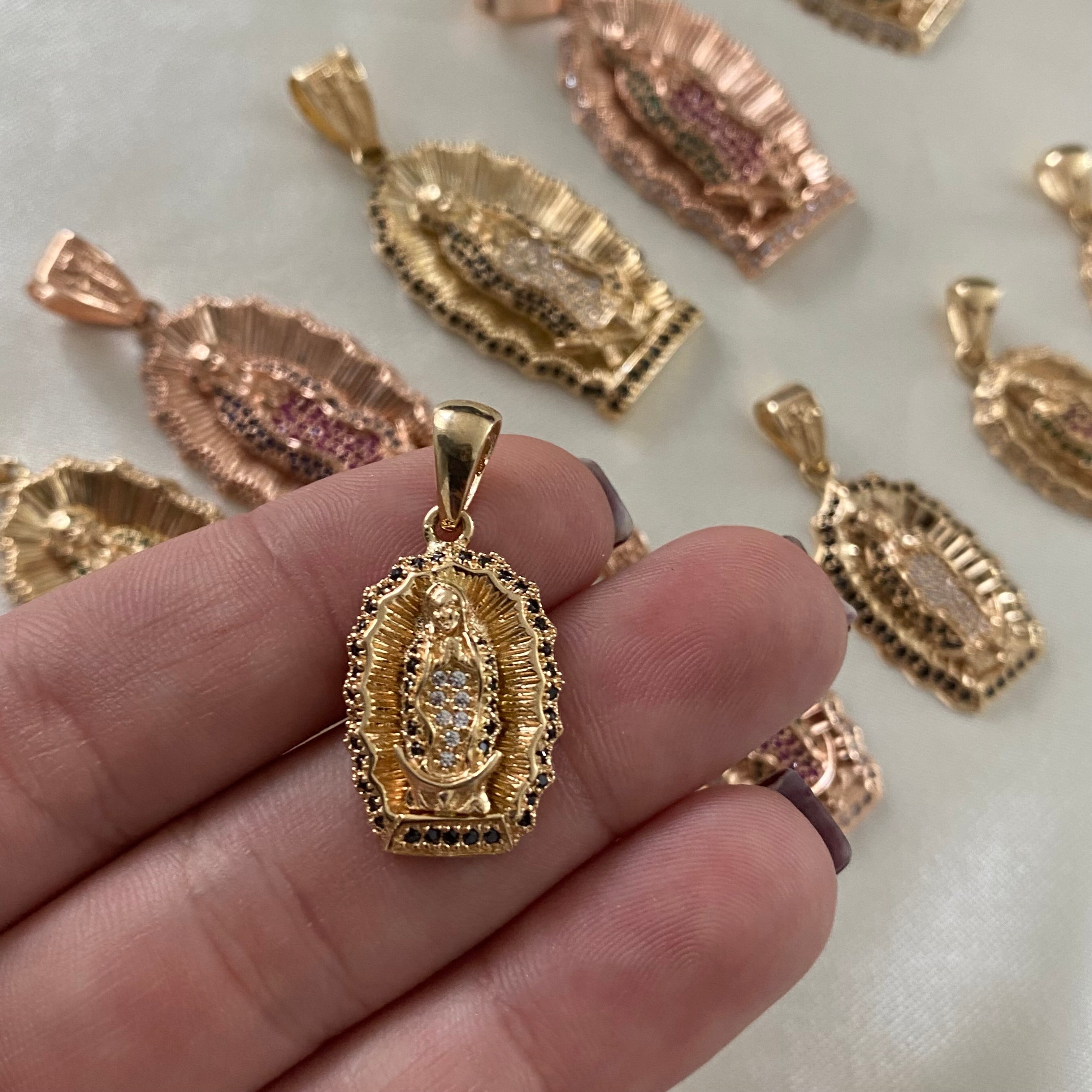 Dije Virgen Guadalupe 3.65gr/2.9cm Oro Amarillo Circones Negros