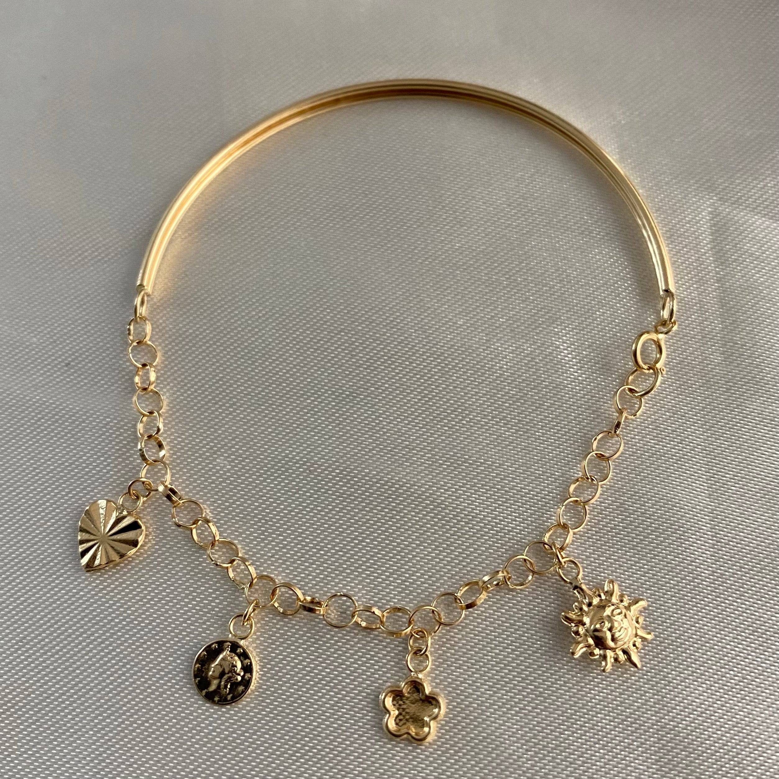 Pulsera Casandra 3.5gr «Moneda-Flor-Corazon-Sol» Oro Amarillo