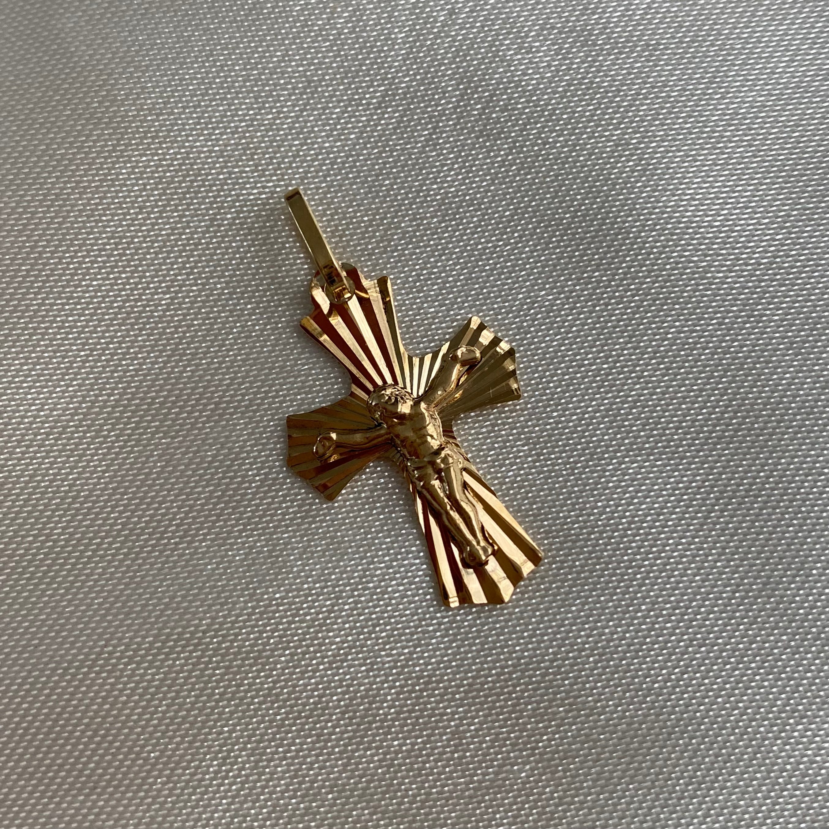 Dije Cristo 1.45gr/3cm Diamantado Oro Amarillo*