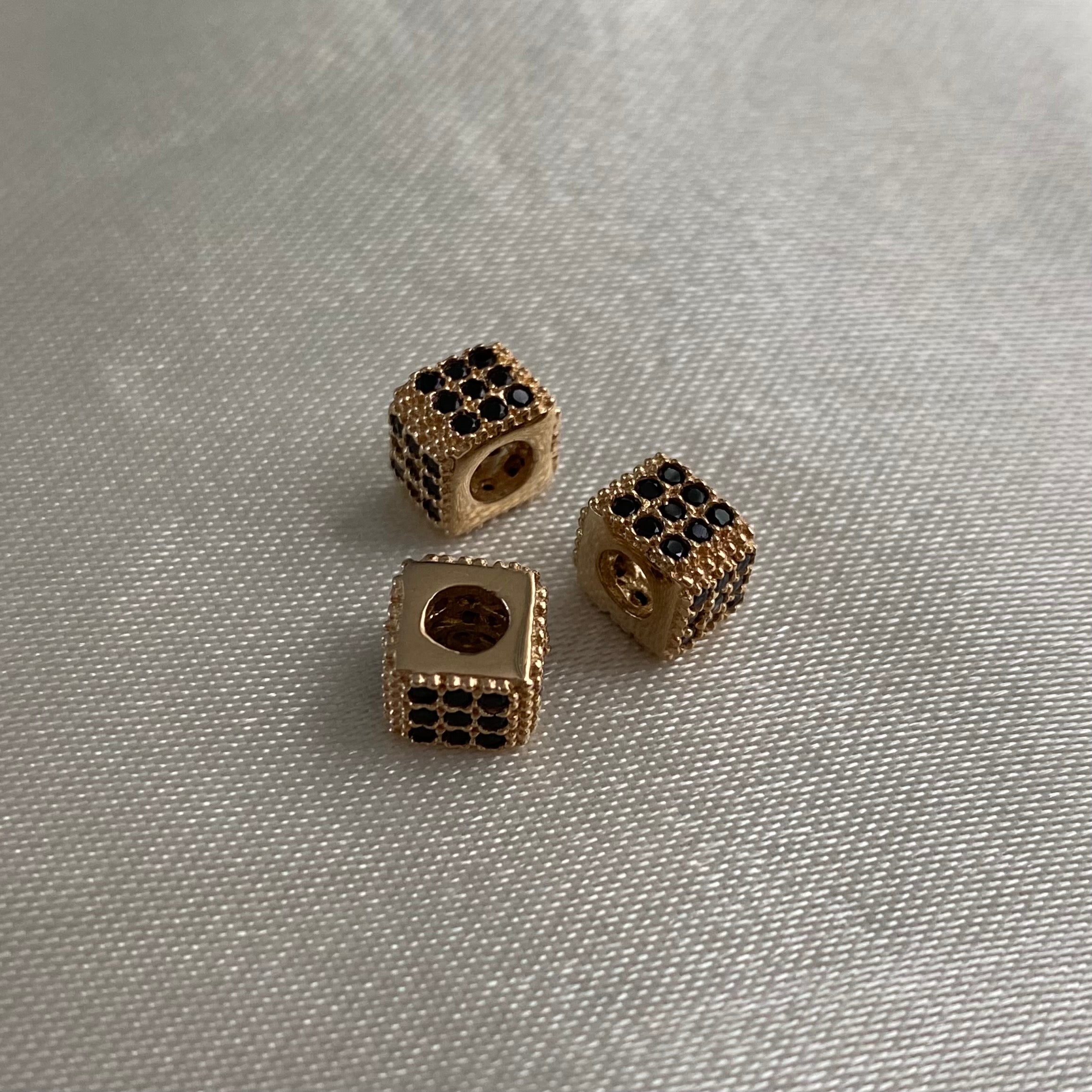 Herraje Cubo 1.5gr/0.6cm Circones Negro Oro Amarillo*