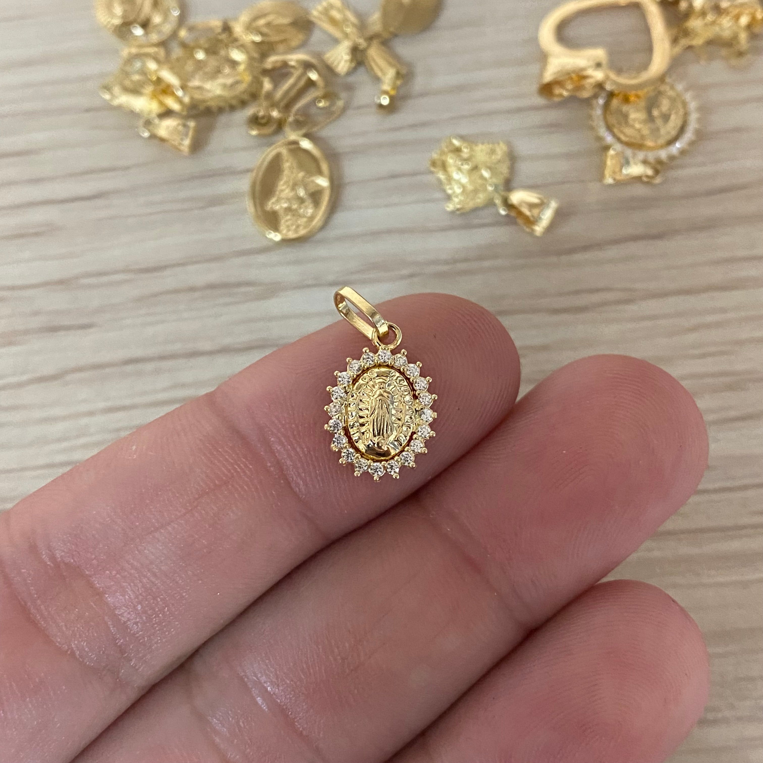 Dije Virgen Guadalupe 0.7gr/1.6cm Oro Amarillo Circones Blancos*