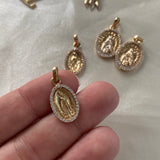 Dije Virgen Guadalupe 1.65gr Oro Amarilo Circones Blancos