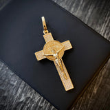Dije Cruz Cristo San Benito 7.45gr/5.5cm Circones Blancos Oro Amarillo