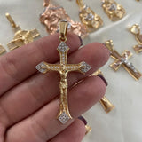 Dije Cristo 7.5gr/5.1cm Circones Blancos Dos Oros Amarillo Blanco