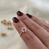 Anillo Flor 1.7gr-T 6 3/4 Circones Fucsia Blancos Oro Amarillo