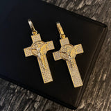 Dije Cristo 4.75gr / 4.6cm Cruz San Benito Circones Blancos Oro Amarillo