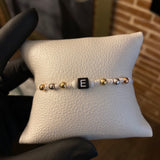 Pulsera Blanca Letra E Seis Pasos Bolas 4mm Lisas Tres Oros*