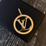 Dije LV 5.15gr/4.7cm Circones Blancos Arenado Oro Amarillo