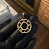 Dije Reloj Romano 3.95gr/4cm Circones Blancos Oro Amarillo*