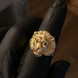 Anillo Cabeza León 9.25gr T8 1/2 Circones Verdes Blancos