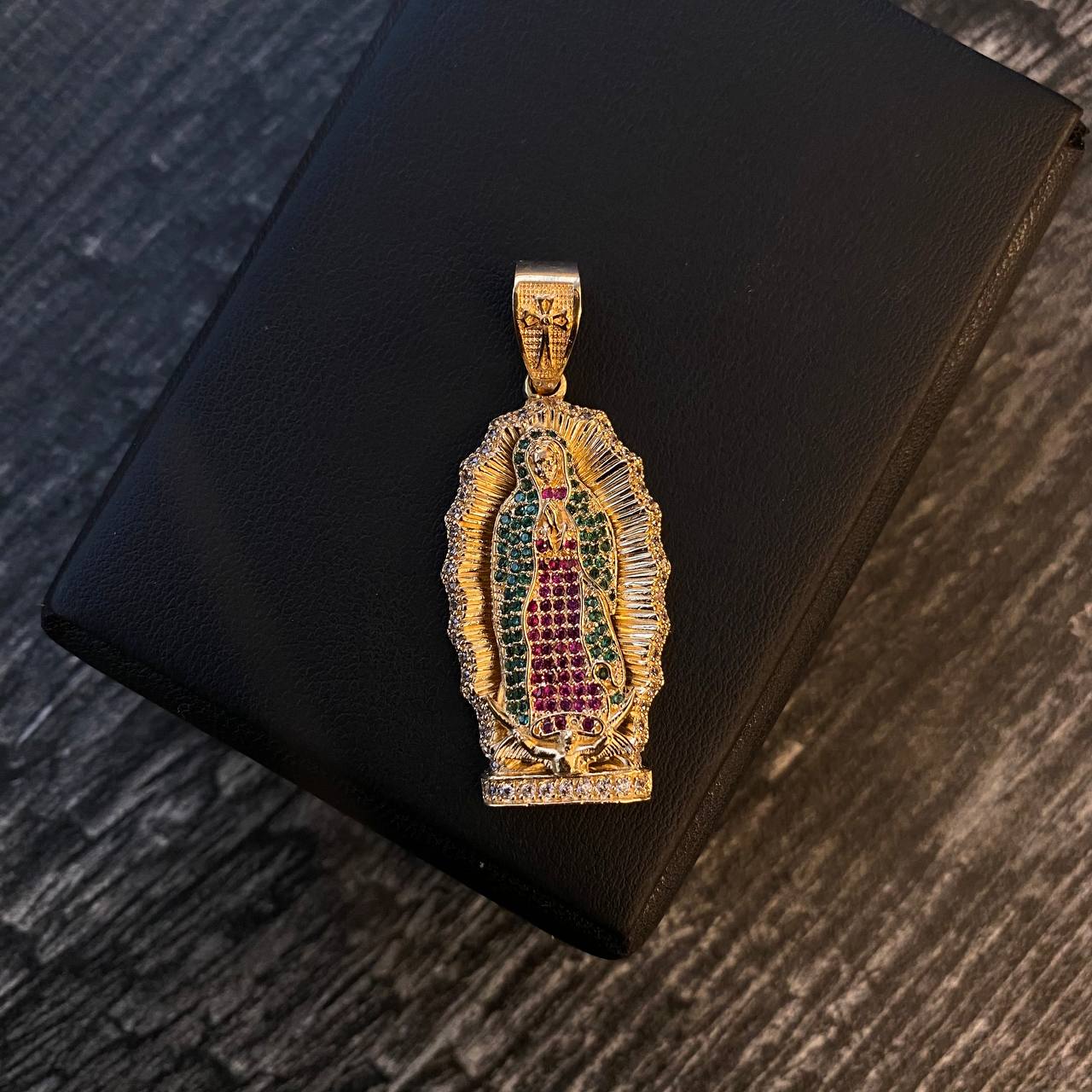 Dije Virgen Guadalupe 10.35gr / 4.8cm Circones Verdes Fuscias Blancos Oro Amarillo