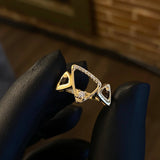 Anillo Triangulos  Escalenos 2.15gr T8 1/2 Circones Blancos Oro Amarillo